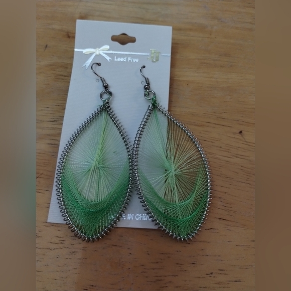 Jewelry - NWT women's hoop weaved green earrings